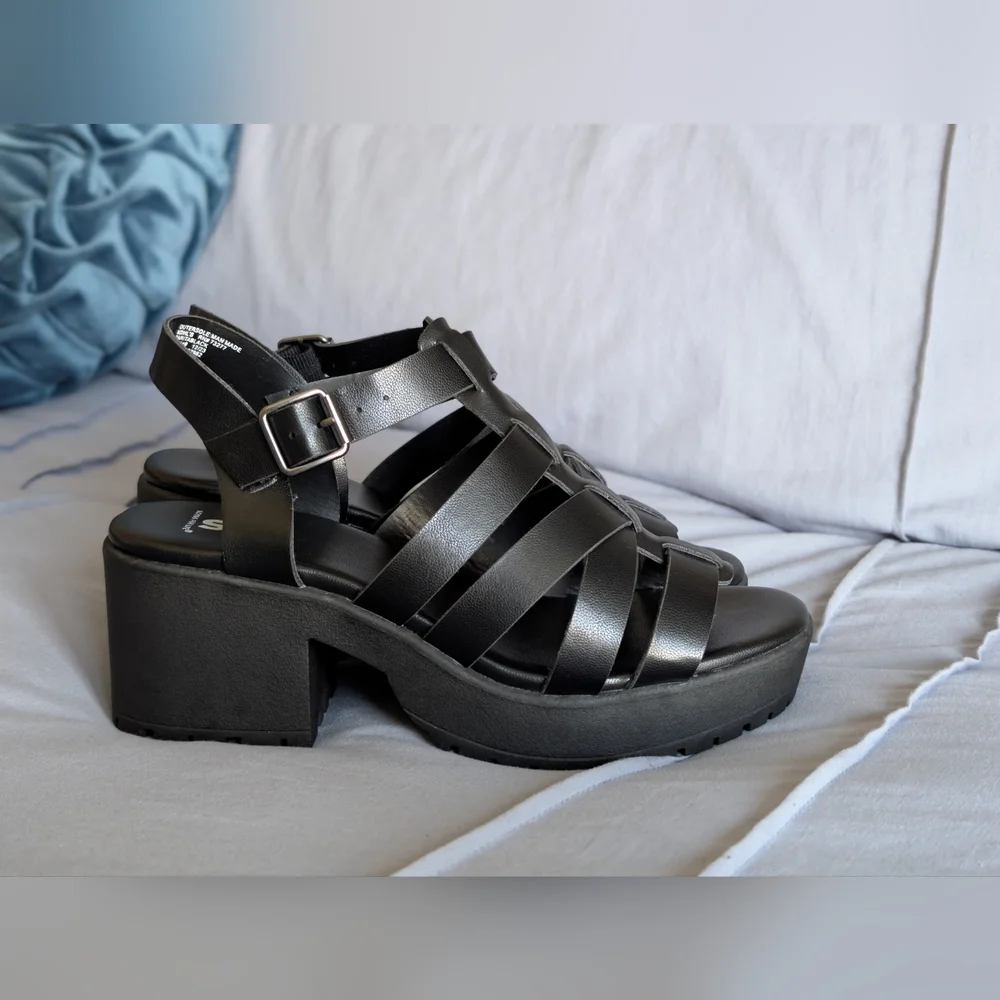 SO women's Black Strappy Block Heel Sandals Chunky Lug Sole Size 7.5 Med